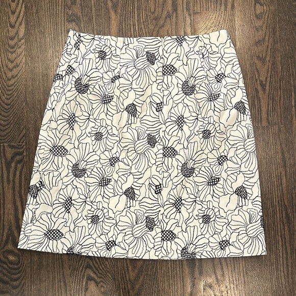 New Worth skirt in Floral Black and White. Perfect condition - Picture 7 of 9